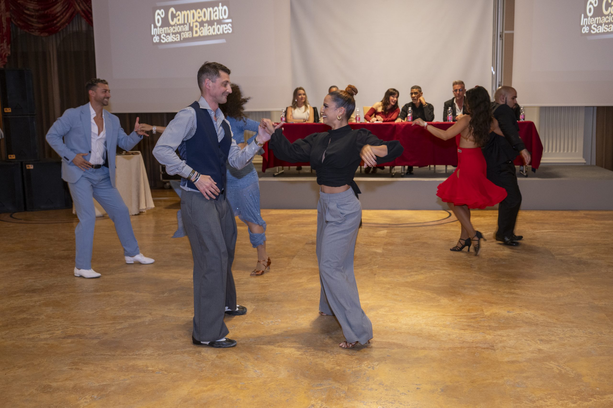 Pareja bailando salsa social en el Campeonato Internacional de Salsa para Bailadores